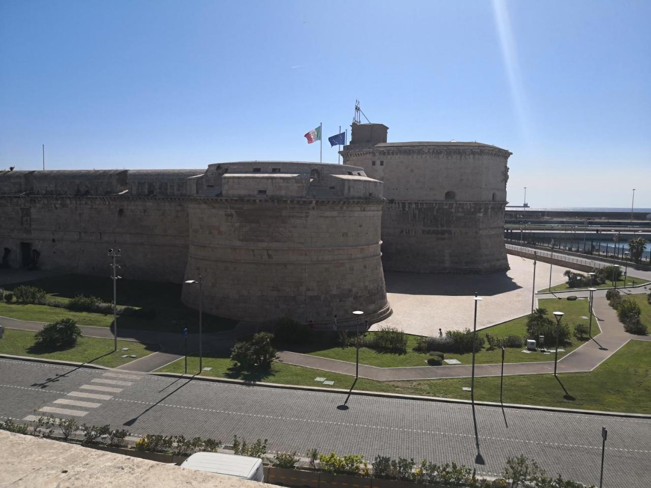 Casa Cavallotti - Modern Apartment Between Train Station And Port Civitavecchia Bagian luar foto